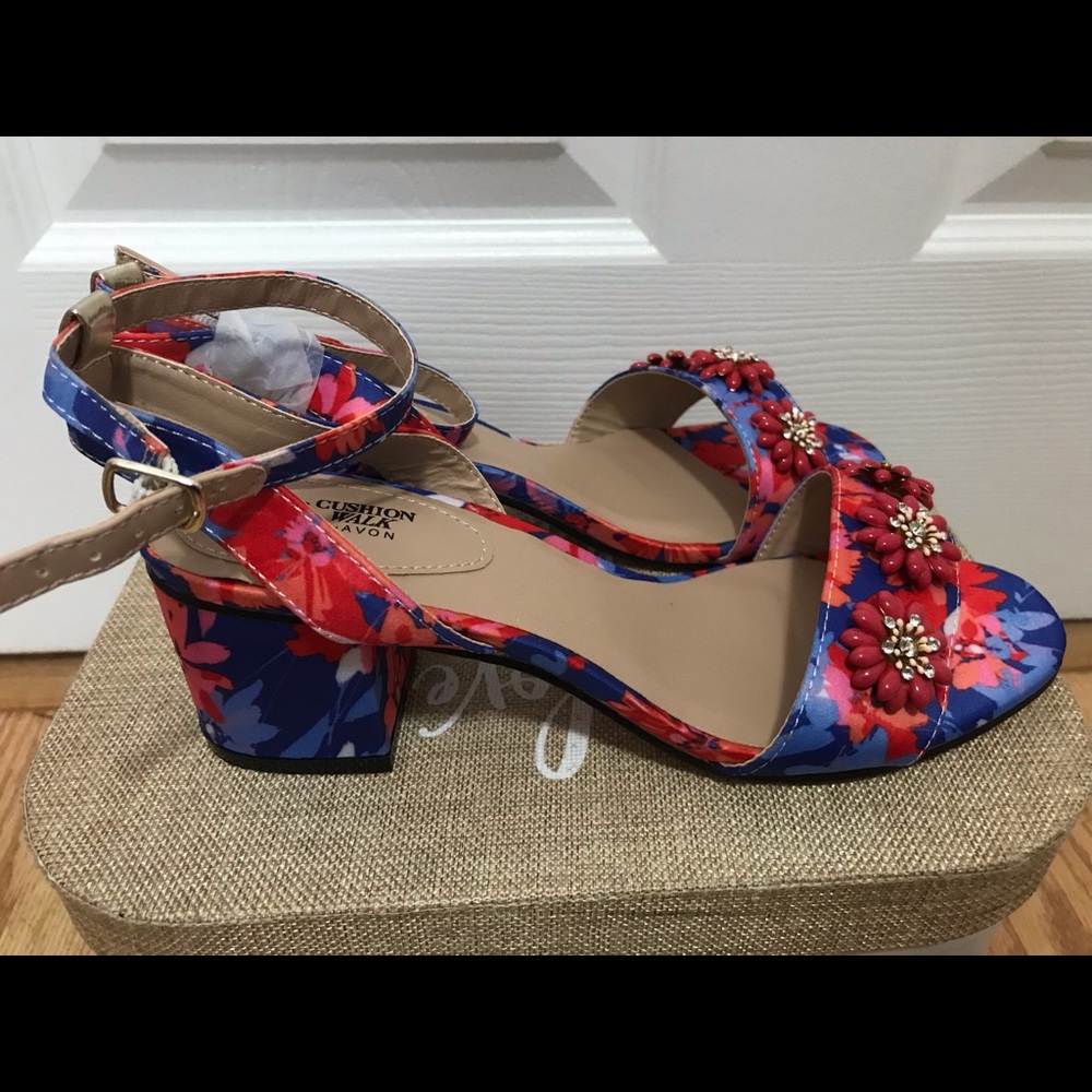 NEW Rare discontinued Avon cushion walk sandals with stone clusters 7 new unworn